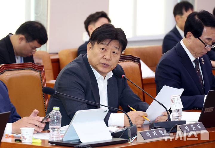 [서울=뉴시스] 고승민 기자 = 양문석 더불어민주당 의원이 27일 서울 여의도 국회에서 열린 문화체육관광위원회의 대한체육회 등 국정감사에서 질의하고 있다. 2025.10.27. kkssmm99@newsis.com