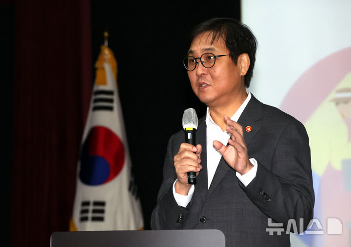 [세종=뉴시스] 강종민 기자 = 최휘영 문화체육관광부 장관이 27일 세종시 정부세종청사에서 열린 문체부 청년정책 소통간담회에서 인사말을 하고 있다. 2025.10.27. ppkjm@newsis.com