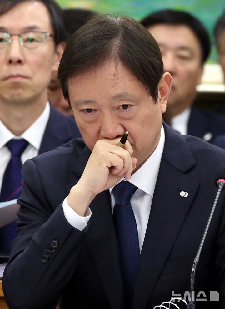 [서울=뉴시스] 조성봉 기자 = 이찬진 금융감독원장이 27일 오전 서울 여의도 국회 정무위원회에서 열린 국정감사에서 잠시 생각에 잠겨있다. 2025.09.30. suncho21@newsis.com