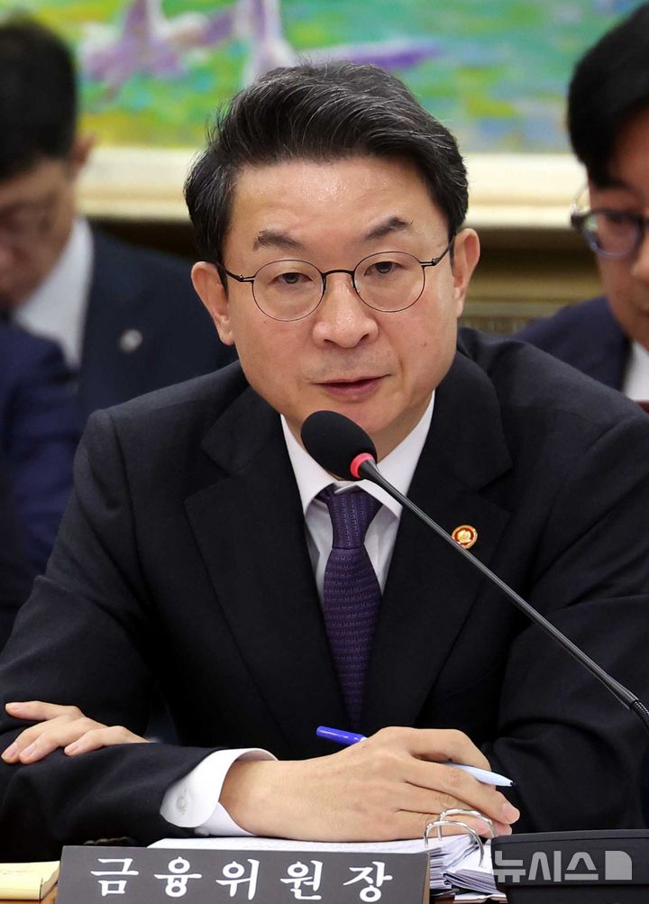 [서울=뉴시스] 조성봉 기자 = 이억원 금융위원회 위원원장이 27일 오전 서울 여의도 국회 정무위원회에서 열린 국정감사에서 의원 질의에 답변하고 있다. 2025.09.30. suncho21@newsis.com