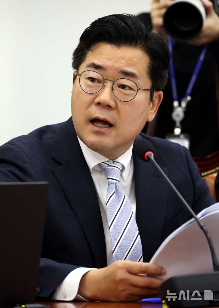 [서울=뉴시스] 조성봉 기자 = 박찬대 더불어민주당 의원이 27일 오전 서울 여의도 국회 정무위원회에서 열린 국정감사에서 질의를 하고 있다. 2025.10.27. suncho21@newsis.com