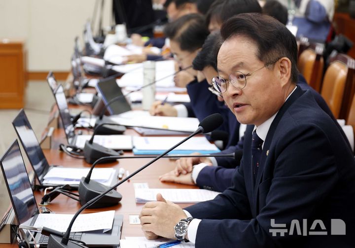[서울=뉴시스] 조성봉 기자 = 허영 더불어민주당 의원이 27일 오전 서울 여의도 국회 정무위원회에서 열린 국정감사에서 질의를 하고 있다. 2025.10.27. suncho21@newsis.com