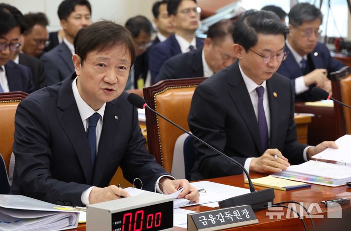 [서울=뉴시스] 조성봉 기자 = 이찬진 금융감독원장이 27일 오전 서울 여의도 국회 정무위원회에서 열린 국정감사에서 의원 질의에 답변하고 있다. 2025.10.27. suncho21@newsis.com