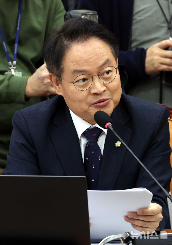 [서울=뉴시스] 조성봉 기자 = 허영 더불어민주당 의원이 27일 오전 서울 여의도 국회 정무위원회에서 열린 국정감사에서 질의를 하고 있다. 2025.10.27. suncho21@newsis.com