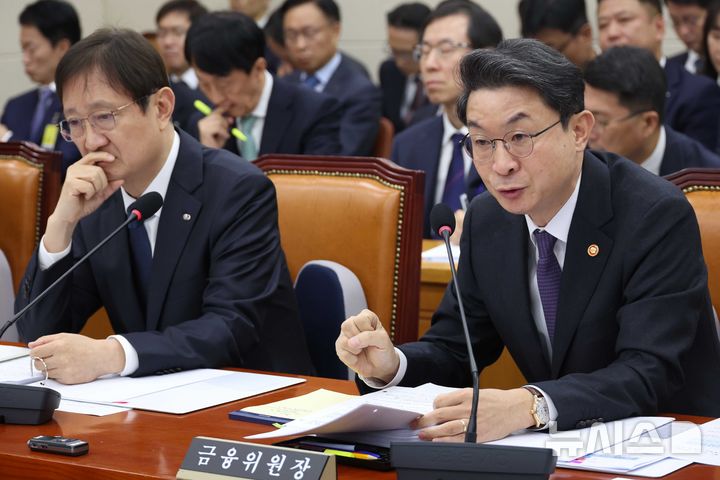 [서울=뉴시스] 조성봉 기자 = 이억원 금융위원회 위원장이 27일 오전 서울 여의도 국회 정무위원회에서 열린 국정감사에서 의원 질의에 답변하고 있다. 왼쪽은 이찬진 금융감독원장. 2025.10.27. suncho21@newsis.com