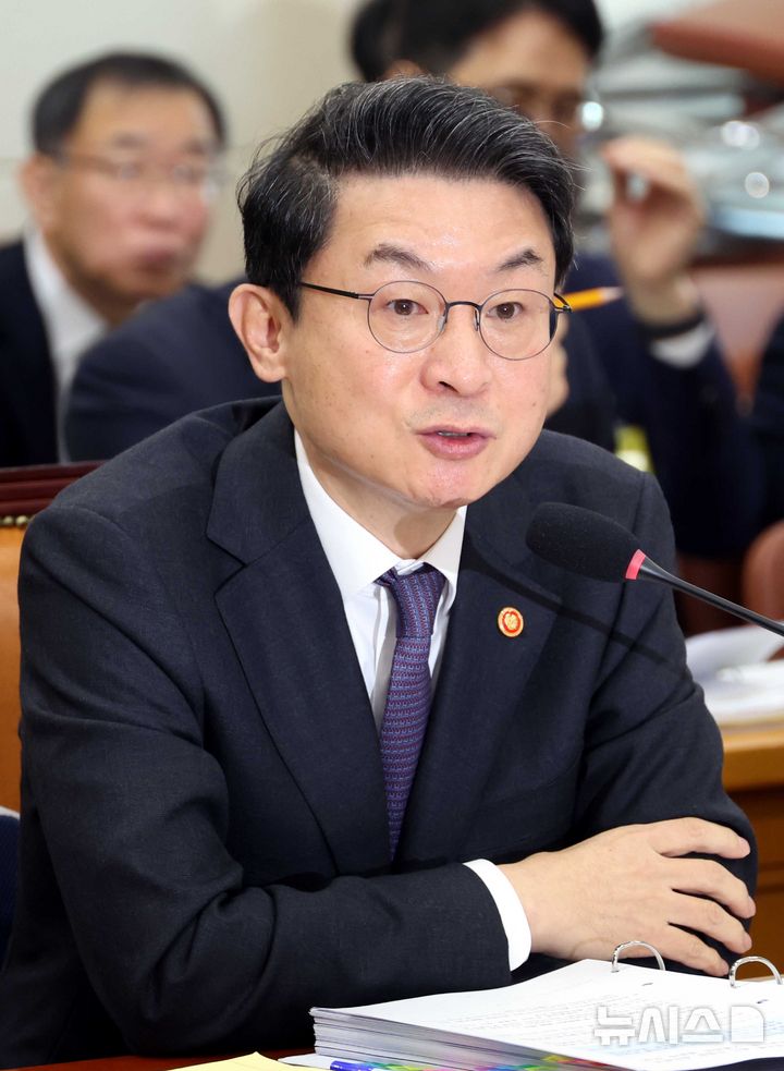 [서울=뉴시스] 조성봉 기자 = 이억원 금융위원회 위원장이 27일 오전 서울 여의도 국회 정무위원회에서 열린 국정감사에서 의원 질의에 답변하고 있다. 2025.10.27. suncho21@newsis.com