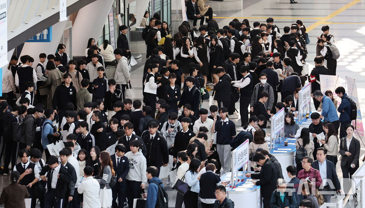  [부산=뉴시스] 하경민 기자 = '2025 부산 잡(JOB) 페스티벌'이 열린 27일 부산 해운대구 벡스코 제1전시장에서 구직자들이 행사장에 입장하고 있다.&nbsp; 이날 행사에는 공공기관 10곳을 포함한 기업 총 215곳이 참가해 구직자를 상대로 현장 면접, 채용 상담 등을 진행했다. 또 채용관, 홍보관, 컨설팅관, 체험관, 취업특강·기업설명회, 부대행사 등 다양한 프로그램을 운영했다. 2025.10.27. yulnetphoto@newsis.com