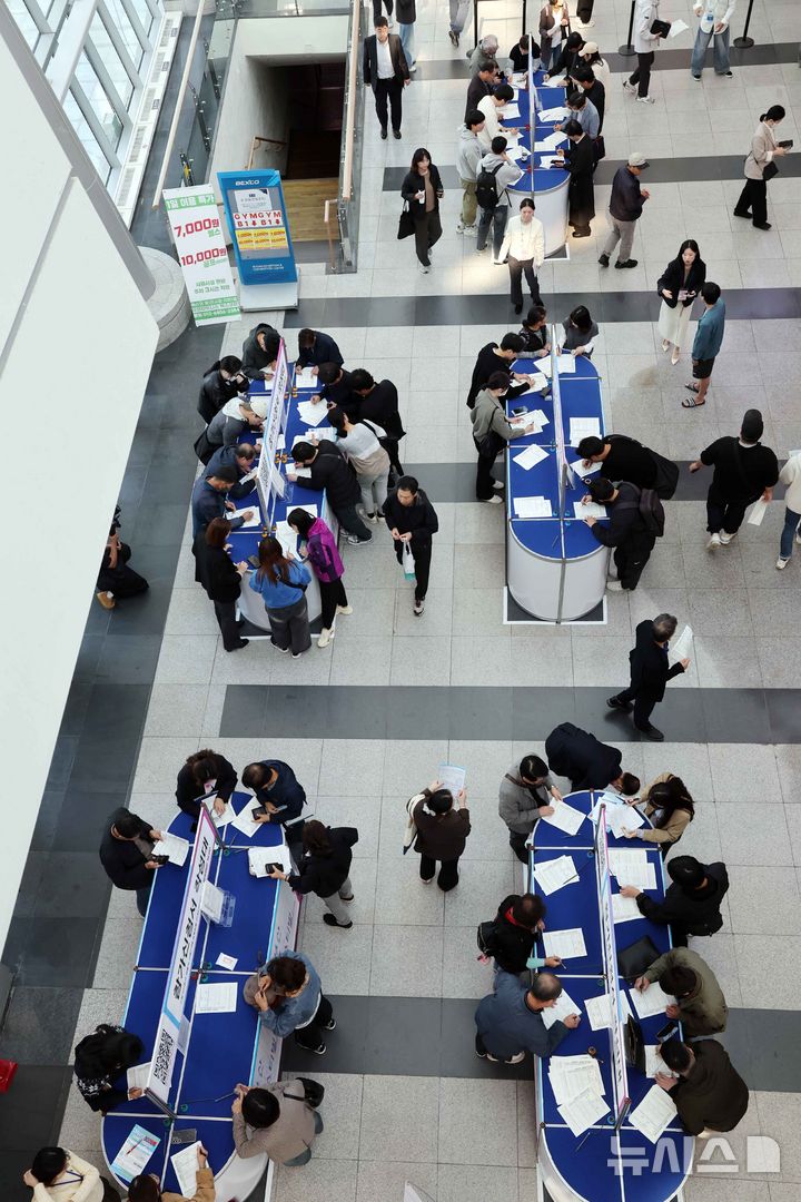  [부산=뉴시스] 하경민 기자 = '2025 부산 잡(JOB) 페스티벌'이 열린 27일 부산 해운대구 벡스코 제1전시장에서 구직자들이 참가신청서를 작성하고 있다.&nbsp; 이날 행사에는 공공기관 10곳을 포함한 기업 총 215곳이 참가해 구직자를 상대로 현장 면접, 채용 상담 등을 진행했다. 또 채용관, 홍보관, 컨설팅관, 체험관, 취업특강·기업설명회, 부대행사 등 다양한 프로그램을 운영했다. 2025.10.27. yulnetphoto@newsis.com