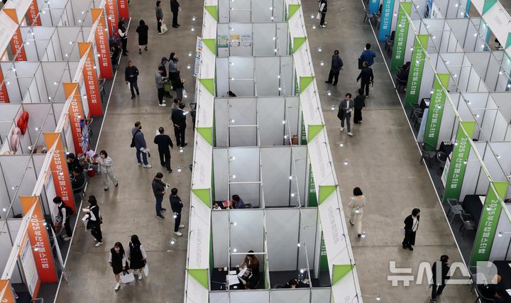  [부산=뉴시스] 하경민 기자 = '2025 부산 잡(JOB) 페스티벌'이 열린 27일 부산 해운대구 벡스코 제1전시장에서 구직자들이 구인업체 부스에서 현장면접을 보거나 채용상담을 하고 있다. 이날 행사에는 공공기관 10곳을 포함한 기업 총 215곳이 참가해 구직자를 상대로 현장 면접, 채용 상담 등을 진행했다. 또 채용관, 홍보관, 컨설팅관, 체험관, 취업특강·기업설명회, 부대행사 등 다양한 프로그램을 운영했다. 2025.10.27. yulnetphoto@newsis.com