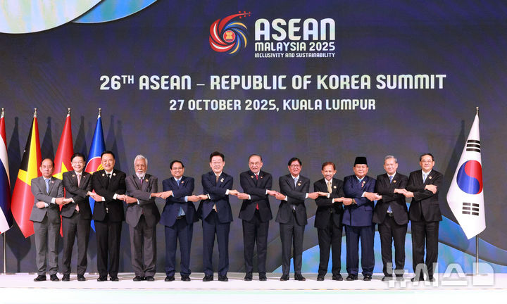 [쿠알라룸푸르=뉴시스] 고범준 기자 = 이재명 대통령(왼쪽 여섯번째)이 27일(현지 시간) 말레이시아 쿠알라룸푸르 컨벤션 센터에서 열린 한-아세안(ASEAN·동남아시아국가연합) 정상회의에서 안와르 이브라힘(왼쪽 일곱번째) 말레이시아 총리 등 각국 정상들과 기념촬영을 하고 있다. 2025.10.27. bjko@newsis.com