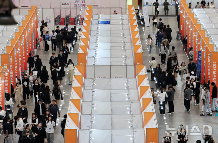  [부산=뉴시스] 하경민 기자 = '2025 부산 잡(JOB) 페스티벌'이 열린 27일 부산 해운대구 벡스코 제1전시장에서 구직자들이 구인업체 부스에서 현장면접을 보거나 채용상담을 하고 있다. 이날 행사에는 공공기관 10곳을 포함한 기업 총 215곳이 참가해 구직자를 상대로 현장 면접, 채용 상담 등을 진행했다. 또 채용관, 홍보관, 컨설팅관, 체험관, 취업특강·기업설명회, 부대행사 등 다양한 프로그램을 운영했다. 2025.10.27. yulnetphoto@newsis.com