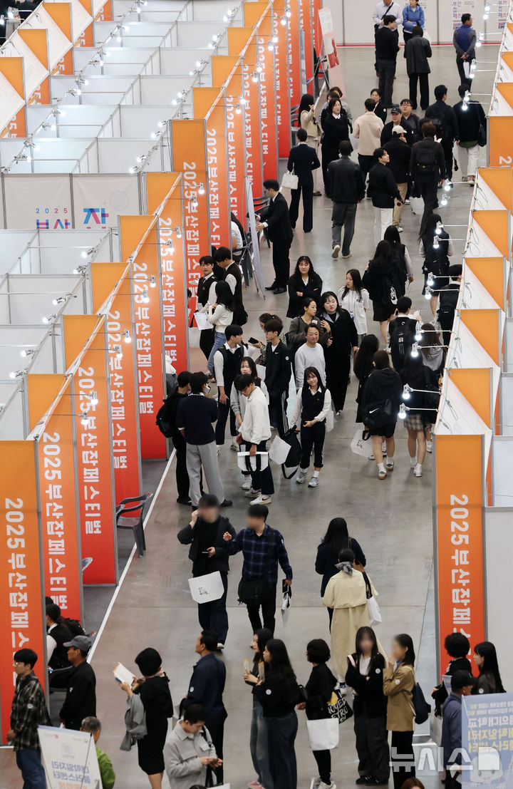  [부산=뉴시스] 하경민 기자 = '2025 부산 잡(JOB) 페스티벌'이 열린 27일 부산 해운대구 벡스코 제1전시장에서 구직자들이 구인업체 부스에서 현장면접을 보거나 채용상담을 하고 있다. 이날 행사에는 공공기관 10곳을 포함한 기업 총 215곳이 참가해 구직자를 상대로 현장 면접, 채용 상담 등을 진행했다. 또 채용관, 홍보관, 컨설팅관, 체험관, 취업특강·기업설명회, 부대행사 등 다양한 프로그램을 운영했다. 2025.10.27. yulnetphoto@newsis.com