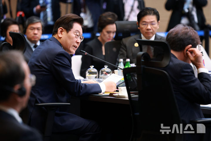 [쿠알라룸푸르=뉴시스] 고범준 기자 = 이재명 대통령이 27일(현지 시간) 말레이시아 쿠알라룸푸르 컨벤션 센터에서 열린 아세안+3(한중일) 정상회의에서 발언하고 있다. 2025.10.27. bjko@newsis.com