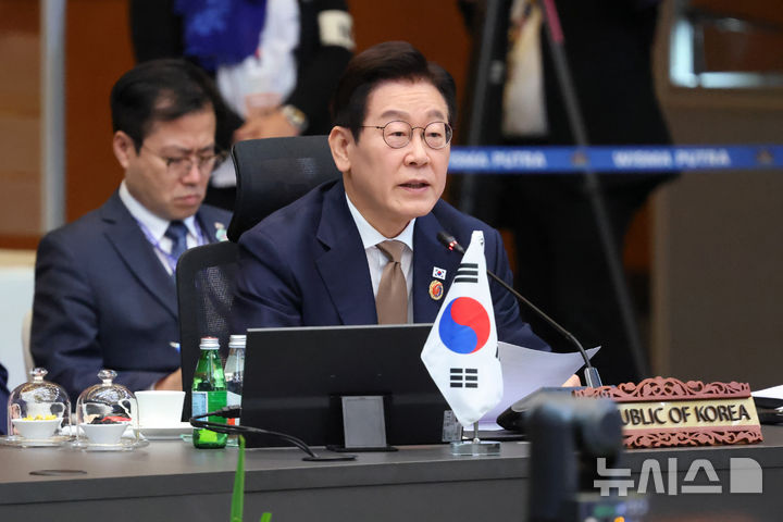 [쿠알라룸푸르=뉴시스] 고범준 기자 = 이재명 대통령이 27일(현지 시간) 말레이시아 쿠알라룸푸르 컨벤션 센터에서 열린 아세안+3(한중일) 정상회의에서 발언하고 있다. 2025.10.27. bjko@newsis.com