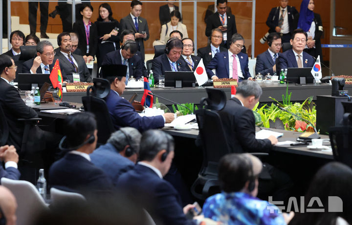 [쿠알라룸푸르=뉴시스] 고범준 기자 = 27일(현지 시간) 말레이시아 쿠알라룸푸르 컨벤션 센터에서 이재명 대통령이 참석한 가운데 아세안+3(한중일) 정상회의가 열리고 있다. 2025.10.27. bjko@newsis.com