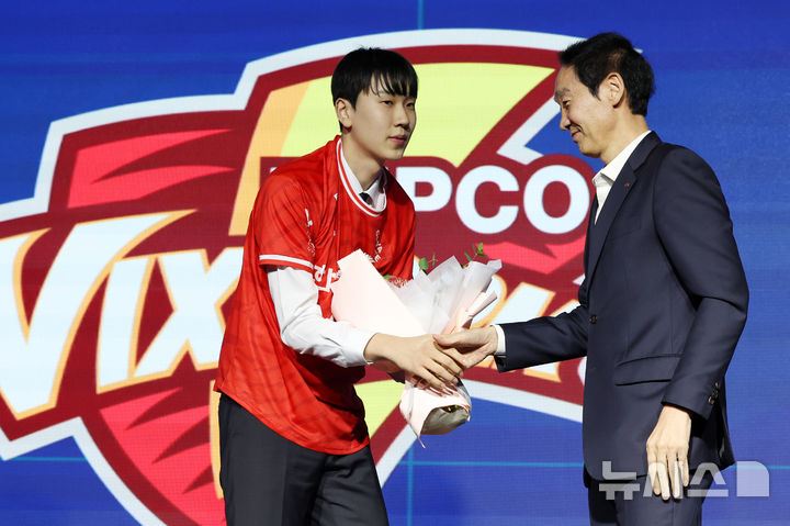 [서울=뉴시스] 조성우 기자 = 27일 서울 강서구 메이필드 호텔에서 열린 2025-2026 한국배구연맹(KOVO) 남자 신인선수 드래프트에서 1라운드 1순위 한국전력에 지명을 받은 방강호(제천산업고)가 김철수 단장으로부터 꽃다발을 받고 있다. 2025.10.27. xconfind@newsis.com