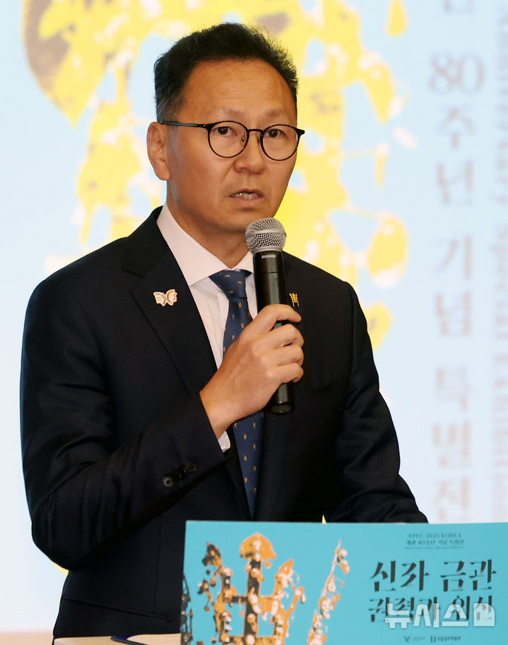 [경주=뉴시스] 추상철 기자 = 윤상덕 국립경주박물관 관장이 27일 오전 경북 경주시 국립경주박물관에서 열린 특별전 '신라 금관, 권력과 위신' 언론 공개회에서 인사말을 하고 있다.&nbsp; APEC 2025 KOREA와 개관 80주년 기념해 열린 이번 전시회는 신라 금관 발굴 이래 104년 만에 여섯 점을 한 자리에 모은 최초의 전시다. 2025.10.27. scchoo@newsis.com