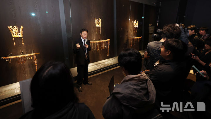 [경주=뉴시스] 추상철 기자 = 27일 오전 경북 경주시 국립경주박물관에서 열린 특별전 '신라 금관, 권력과 위신' 언론 공개회에서 신라 금관 등이 공개되고 있다.&nbsp; APEC 2025 KOREA와 개관 80주년 기념해 열린 이번 전시회는 신라 금관 발굴 이래 104년 만에 여섯 점을 한 자리에 모은 최초의 전시다. 2025.10.27. scchoo@newsis.com