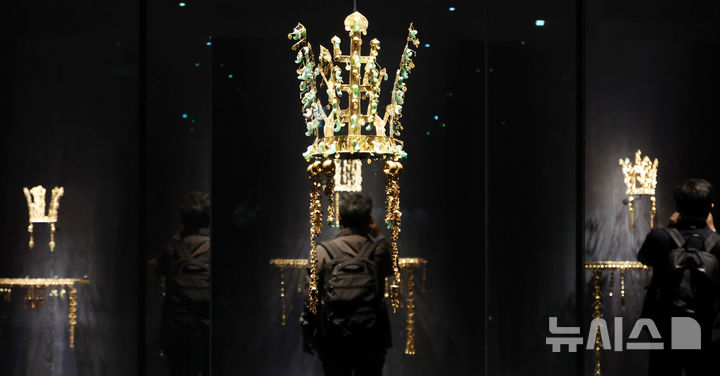 [경주=뉴시스] 추상철 기자 = 지난 27일 오전 경북 경주시 국립경주박물관에서 열린 특별전 '신라 금관, 권력과 위신' 언론 공개회에서 신라 금관 등이 공개되고 있다.   APEC 2025 KOREA와 개관 80주년 기념해 열린 이번 전시회는 신라 금관 발굴 이래 104년 만에 여섯 점을 한 자리에 모은 최초의 전시다. 2025.10.27. scchoo@newsis.com