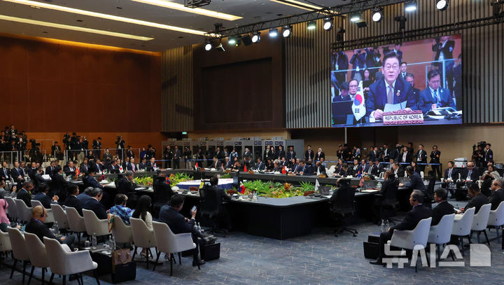 [쿠알라룸푸르=뉴시스] 고범준 기자 = 이재명 대통령이 27일(현지 시간) 말레이시아 쿠알라룸푸르 컨벤션 센터에서 열린 아세안+3(한중일) 정상회의에서 발언하고 있다. 2025.10.27. bjko@newsis.com