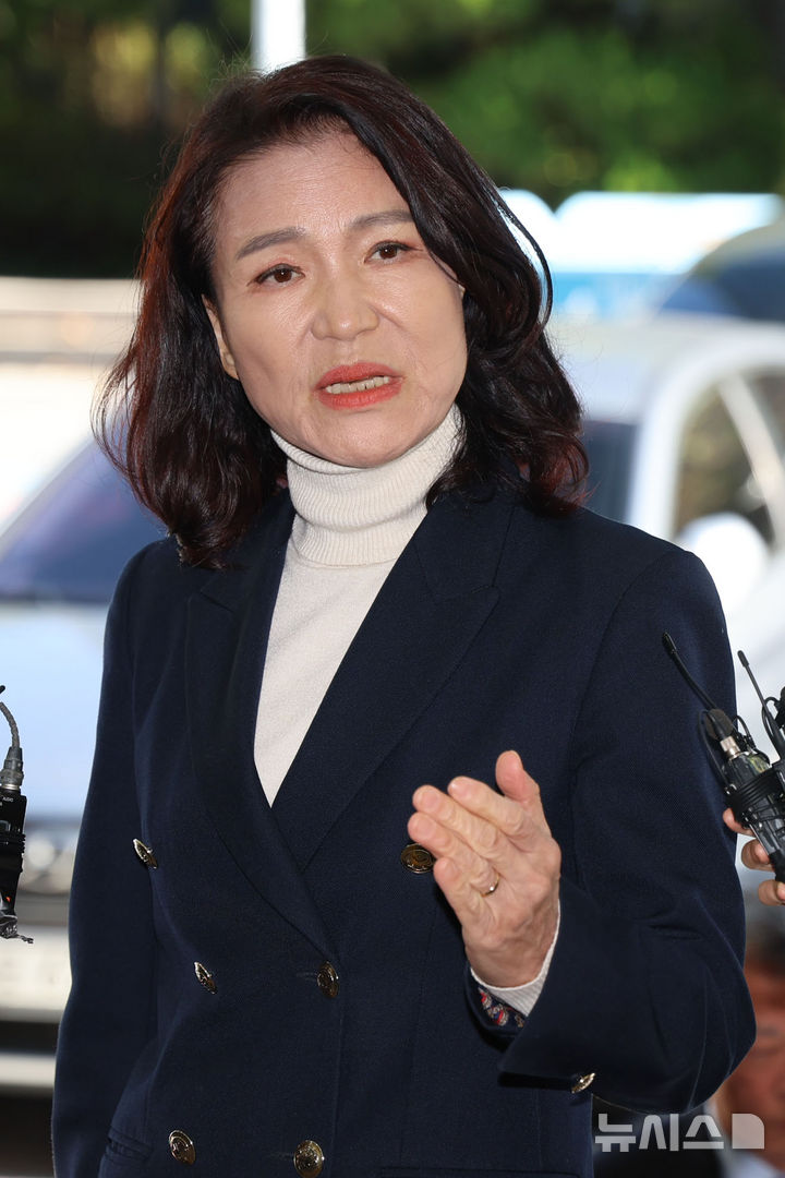 [서울=뉴시스] 권창회 기자 = 이진숙 전 방송통신위원장이 27일 오후 서울 영등포구 영등포경찰서에서 공직선거법·국가공무원법 위반 혐의 조사를 위해 출석하며 발언하고 있다. 2025.10.27. kch0523@newsis.com