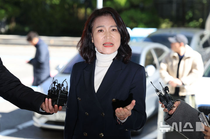 [서울=뉴시스] 권창회 기자 = 이진숙 전 방송통신위원장이 27일 오후 서울 영등포구 영등포경찰서에서 공직선거법·국가공무원법 위반 혐의 조사를 위해 출석하며 발언하고 있다. 2025.10.27. kch0523@newsis.com