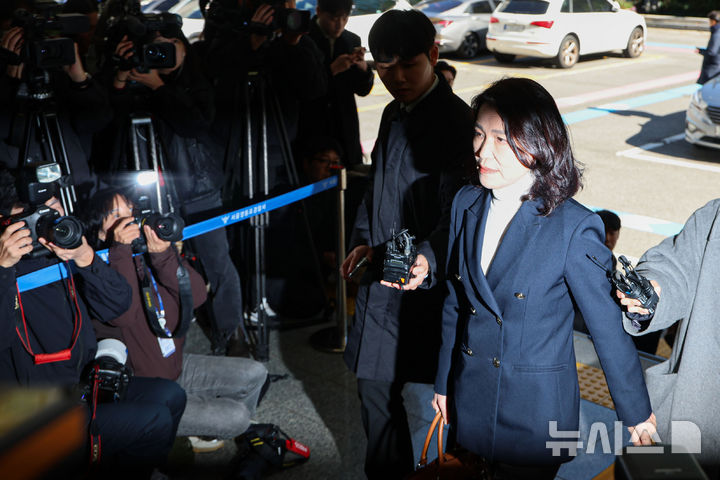 [서울=뉴시스] 권창회 기자 = 이진숙 전 방송통신위원장이 27일 오후 서울 영등포구 영등포경찰서에서 공직선거법·국가공무원법 위반 혐의 조사를 위해 출석하고 있다. 2025.10.27. kch0523@newsis.com