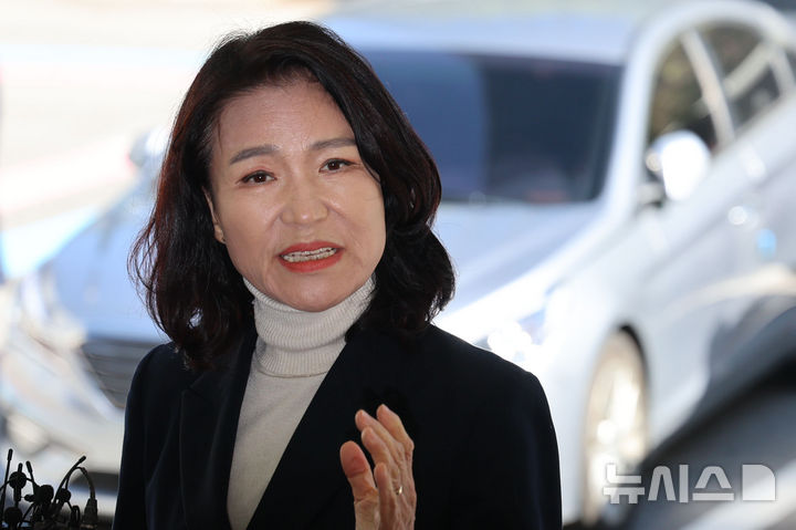 [서울=뉴시스] 권창회 기자 = 이진숙 전 방송통신위원장이 27일 오후 서울 영등포구 영등포경찰서에서 공직선거법·국가공무원법 위반 혐의 조사를 위해 출석하며 발언하고 있다. 2025.10.27. kch0523@newsis.com