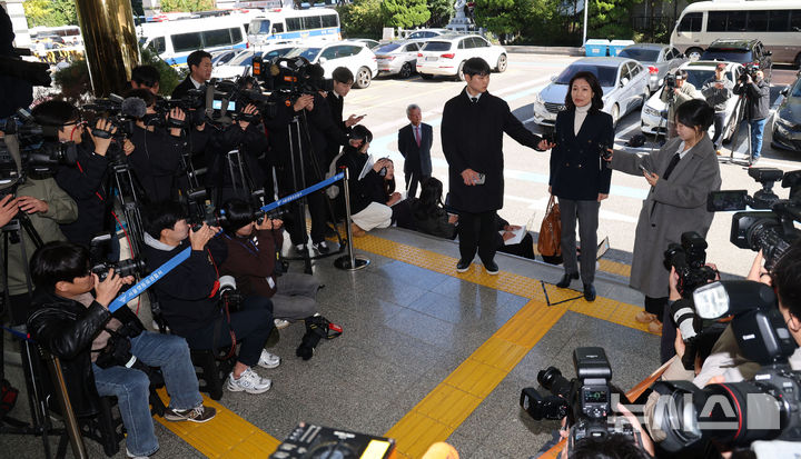 [서울=뉴시스] 권창회 기자 = 이진숙 전 방송통신위원장이 27일 오후 서울 영등포구 영등포경찰서에서 공직선거법·국가공무원법 위반 혐의 조사를 위해 출석하며 발언하고 있다. 2025.10.27. kch0523@newsis.com