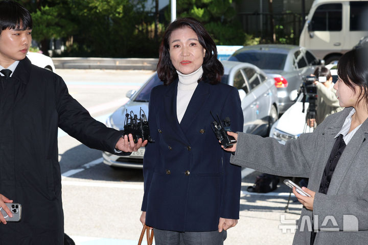 [서울=뉴시스] 권창회 기자 = 이진숙 전 방송통신위원장이 27일 오후 서울 영등포구 영등포경찰서에서 공직선거법·국가공무원법 위반 혐의 조사를 위해 출석하며 발언하고 있다. 2025.10.27. kch0523@newsis.com