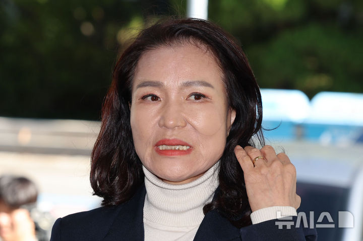 [서울=뉴시스] 권창회 기자 = 이진숙 전 방송통신위원장이 27일 오후 서울 영등포구 영등포경찰서에서 공직선거법·국가공무원법 위반 혐의 조사를 위해 출석하며 머리를 넘기고 있다. 2025.10.27. kch0523@newsis.com