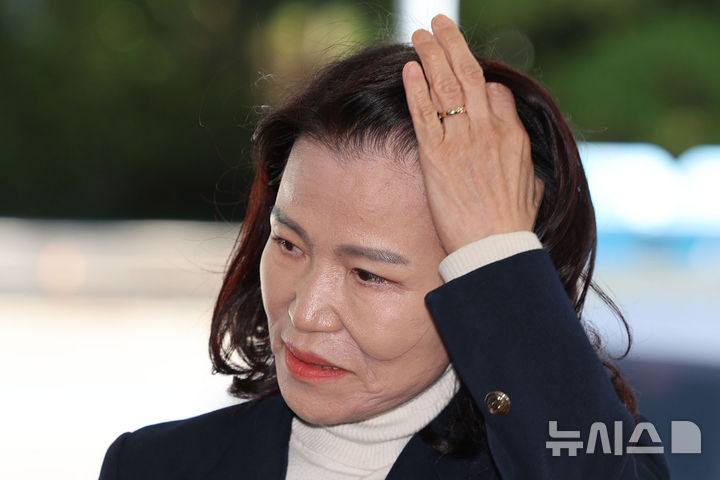 [서울=뉴시스] 권창회 기자 = 이진숙 전 방송통신위원장이 27일 오후 서울 영등포구 영등포경찰서에서 공직선거법·국가공무원법 위반 혐의 조사를 위해 출석하며 머리를 넘기고 있다. 2025.10.27. kch0523@newsis.com