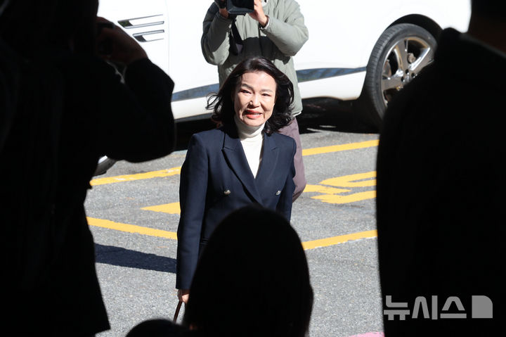 [서울=뉴시스] 권창회 기자 = 이진숙 전 방송통신위원장이 27일 오후 서울 영등포구 영등포경찰서에서 공직선거법·국가공무원법 위반 혐의 조사를 위해 출석하고 있다. 2025.10.27. kch0523@newsis.com