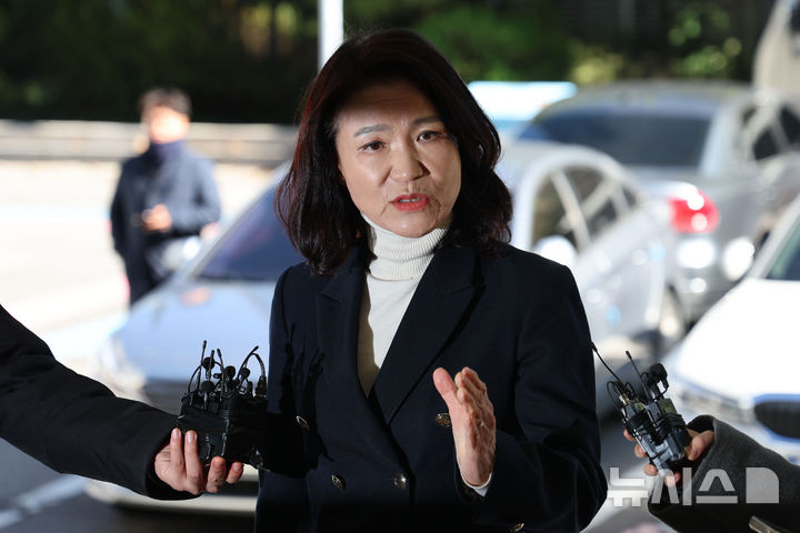 [서울=뉴시스] 권창회 기자 = 이진숙 전 방송통신위원장이 27일 오후 서울 영등포구 영등포경찰서에서 공직선거법·국가공무원법 위반 혐의 조사를 위해 출석하며 발언하고 있다. 2025.10.27. kch0523@newsis.com