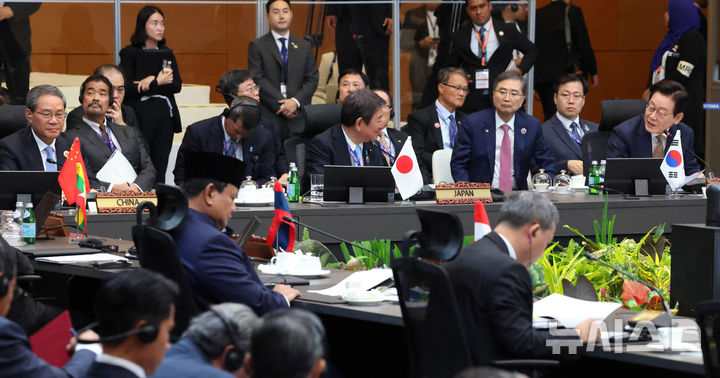 [쿠알라룸푸르=뉴시스] 고범준 기자 = 이재명 대통령이 27일(현지 시간) 말레이시아 쿠알라룸푸르 컨벤션 센터에서 열린 아세안+3(한중일) 정상회의에서 발언하고 있다. 2025.10.27. bjko@newsis.com