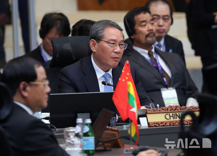 [쿠알라룸푸르=뉴시스] 고범준 기자 = 리창 중국 총리가 지난달 27일(현지 시간) 말레이시아 쿠알라룸푸르 컨벤션 센터에서 열린 아세안+3(한중일) 정상회의에서 발언하고 있다. 2025.11.24. bjko@newsis.com