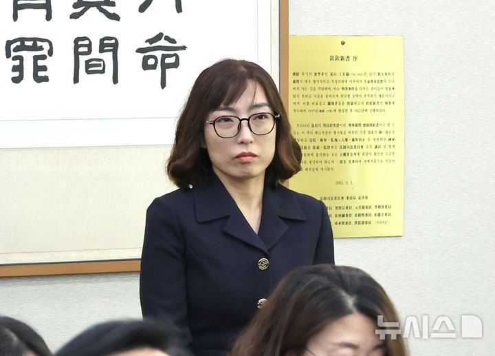 [서울=뉴시스] 김금보 기자 = 일부 법학전문대학원(로스쿨)에서 '검찰실무1' 과목 전국 시험 정보를 자신이 출강하는 학교 학생들에게 사전 유출한 의혹을 받는 현직 검사가 감봉 처분을 받았다. 사진은 안미현(사법연수원 41기) 대전지검 천안지청 부부장검사. 2026.06.30. kgb@newsis.com