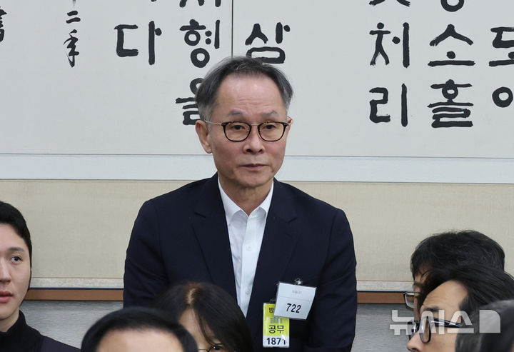 [서울=뉴시스] 김금보 기자 = 조경식 증인이 27일 서울 여의도 국회에서 열린 법제사법위원회의 대검찰청에 대한 국정감사에서 출석 인사를 하고 있다. 2025.10.27. kgb@newsis.com