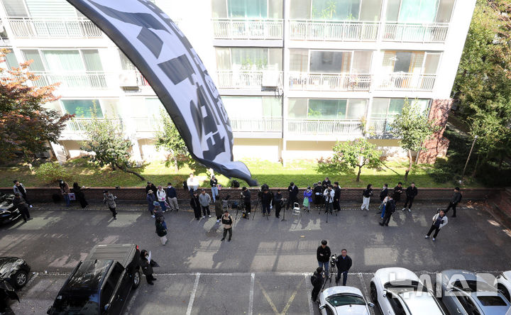 [서울=뉴시스] 김혜진 기자 = 27일 서울 용산구 이태원동 황교안 전 국무총리 자택에서 내란·외환 의혹을 수사하는 조은석 특별검사팀 압수수색하기 위해 대기하고 있는 가운데 아파트 밖에서 취재진과 지지자들이 모여 있다. 2025.10.27. jini@newsis.com