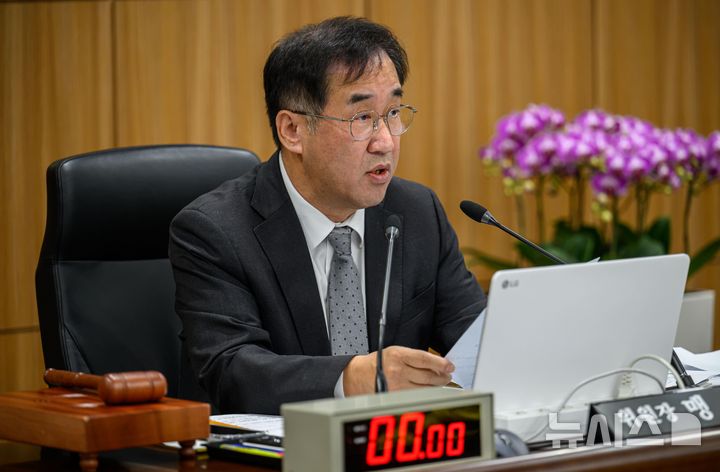 [인천=뉴시스] 공항사진기자단 = 맹성규 국토교통위원장이 27일 오전 인천 중구 인천국제공항공사에서 열린 국회 국토교통위원회의 인천국제공항공사, 한국공항공사, 항공안전기술원, 국립항공박물관에 대한 국정감사에서 인사말을 하고 있다. 2025.10.27. photo@newsis.com