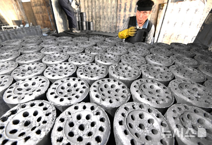 [화성=뉴시스] 김종택 기자 = 초겨울 날씨를 보인 27일 경기 화성시 배양동 한 연탄 출하장에서 관계자들이 분주하게 연탄을 트럭으로 옮기고 있다. 2025.10.27. jtk@newsis.com