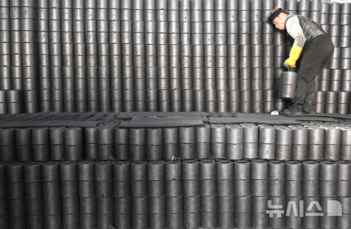 [화성=뉴시스] 김종택 기자 = 초겨울 날씨를 보인 27일 경기 화성시 배양동 한 연탄 출하장에서 관계자들이 분주하게 연탄을 트럭으로 옮기고 있다. 2025.10.27. jtk@newsis.com