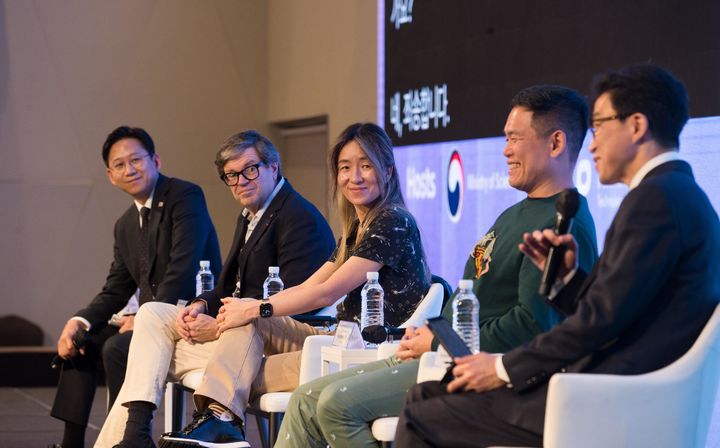 [서울=뉴시스] 배경훈 부총리 겸 과학기술정보통신부 장관이 27일 서울 용산구 드래곤시티호텔에서 열린 'AI 프론티어 국제 심포지엄 2025' 에서 AI석학 좌담회를 하고 있다. 왼쪽부터 배 부총리, 얀 르쿤 뉴욕대 교수, 최예진 스탠포드대 교수, 조경현 뉴욕대 교수, 김기응 KAIST 교수. (사진=과학기술정보통신부 제공) 2025.10.27. photo@newsis.com *재판매 및 DB 금지