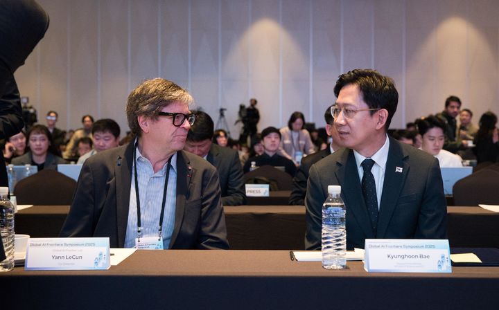 [서울=뉴시스] 배경훈 부총리 겸 과학기술정보통신부 장관이 27일 서울 용산구 드래곤시티호텔에서 열린 'AI 프론티어 국제 심포지엄 2025' 에 참석해 얀 르쿤 뉴욕대 교수와 대화를 나누고 있다. (사진=과학기술정보통신부 제공) 2025.10.27. photo@newsis.com *재판매 및 DB 금지