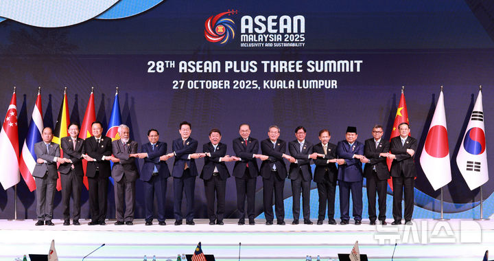 [쿠알라룸푸르=뉴시스] 고범준 기자 = 이재명(왼쪽 여섯번째) 대통령이 27일(현지 시간) 말레이시아 쿠알라룸푸르 컨벤션 센터에서 열린 아세안+3(한중일) 정상회의에서 각국 참석자들과 기념촬영을 하고 있다. 왼쪽부터 하우 칸 솜 미얀마 외교부 사무차관, 로런스 웡 싱가포르 총리, 아누틴 찬위라꾼 태국 총리, 사나나 구스마오 동티모르 총리, 팜 민 찐 베트남 총리, 이 대통령, 모테기 도시미쓰 일본 외무대신, 안와르 이브라힘 말레이시아 총리, 리창 중국 총리, 페르디난드 마르코스 필리핀 대통령, 하사날 볼키아 브루나이 국왕, 프라보워 수비안토 인도네시아 대통령, 헝쭈은 나론 캄보디아 교육부 장관, 손싸이 시판돈 라오스 총리. 2025.10.27. bjko@newsis.com