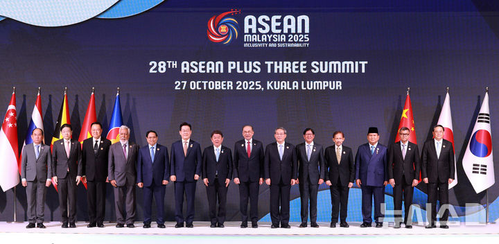 [쿠알라룸푸르=뉴시스] 고범준 기자 = 이재명(왼쪽 여섯번째) 대통령이 27일(현지 시간) 말레이시아 쿠알라룸푸르 컨벤션 센터에서 열린 아세안+3(한중일) 정상회의에서 각국 참석자들과 기념촬영을 하고 있다.왼쪽부터 하우 칸 솜 미얀마 외교부 사무차관, 로런스 웡 싱가포르 총리, 아누틴 찬위라꾼 태국 총리, 사나나 구스마오 동티모르 총리, 팜 민 찐 베트남 총리, 이 대통령, 모테기 도시미쓰 일본 외무대신, 안와르 이브라힘 말레이시아 총리, 리창 중국 총리, 페르디난드 마르코스 필리핀 대통령, 하사날 볼키아 브루나이 국왕, 프라보워 수비안토 인도네시아 대통령, 헝쭈은 나론 캄보디아 교육부 장관, 손싸이 시판돈 라오스 총리. 2025.10.27. bjko@newsis.com