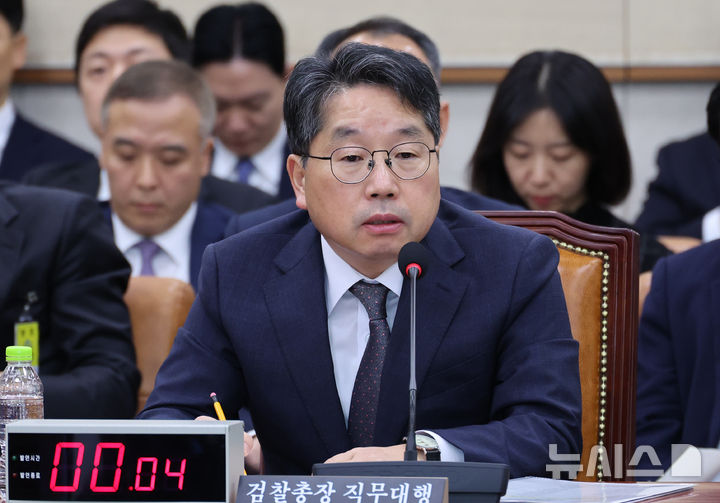 [서울=뉴시스] 김금보 기자 = 노만석 검찰총장 직무대행이 27일 오후 서울 여의도 국회에서 열린 법제사법위원회의 대검찰청에대한 국정감사에서 질의에 답하고 있다. 2025.10.27. kgb@newsis.com