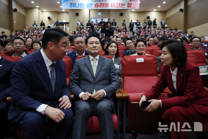 [서울=뉴시스] 김명년 기자 = 나경원 국민의힘 지방선거 총괄기획단 위원장이 27일 오후 서울 여의도 국회 의원회관에서 열린 전국 광역의원 및 강원도 기초의원 연수에서 정희용 사무총장과 대화하고 있다. 가운데는 장동혁 대표 2025.10.27. kmn@newsis.com