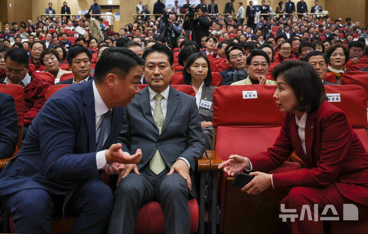 [서울=뉴시스] 김명년 기자 = 나경원 국민의힘 지방선거 총괄기획단 위원장이 27일 오후 서울 여의도 국회 의원회관에서 열린 전국 광역의원 및 강원도 기초의원 연수에서 정희용 사무총장과 대화하고 있다. 가운데는 장동혁 대표 2025.10.27. kmn@newsis.com
