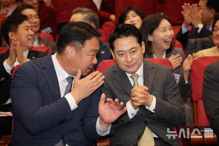 [서울=뉴시스] 김명년 기자 = 장동혁 국민의힘 대표가 27일 오후 서울 여의도 국회 의원회관에서 열린 전국 광역의원 및 강원도 기초의원 연수에서 정희용 사무총장과 대화하고 있다. 2025.10.27. kmn@newsis.com